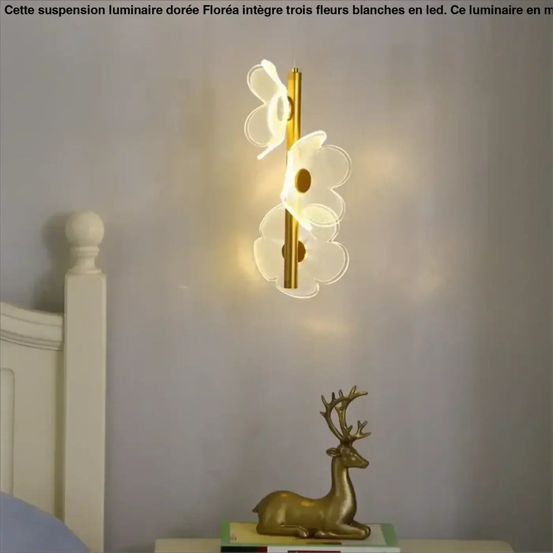 Suspension luminaire dorée avec 3 fleurs blanches en LED

