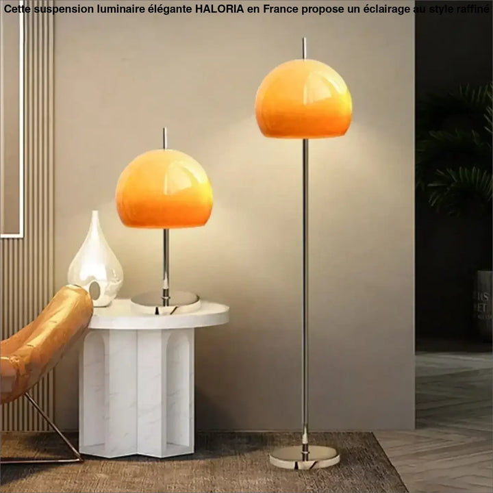Lampadaire nectar avec pied moderne en chrome et abat-jour en verre dégradé orange diffusant une lumière douce