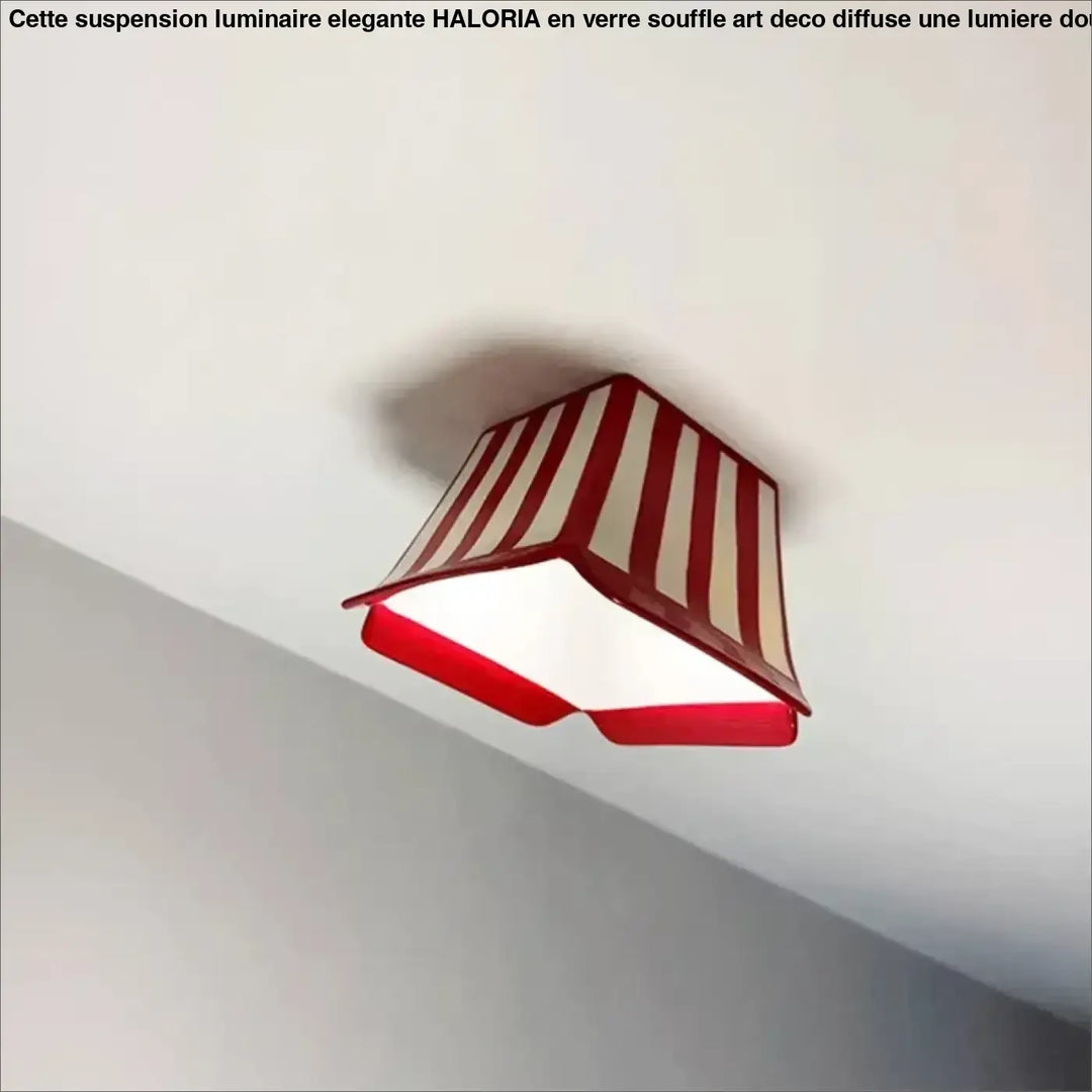 Plafonnier enfant rouge rayé blanc avec design original en forme de tente pour décoration intérieure ludique
