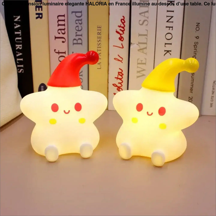 Veilleuse étoile starsy avec lumière douce, deux modèles en forme detoile, un au chapeau de noël rouge, l’autre au chapeau de sorcier jaune