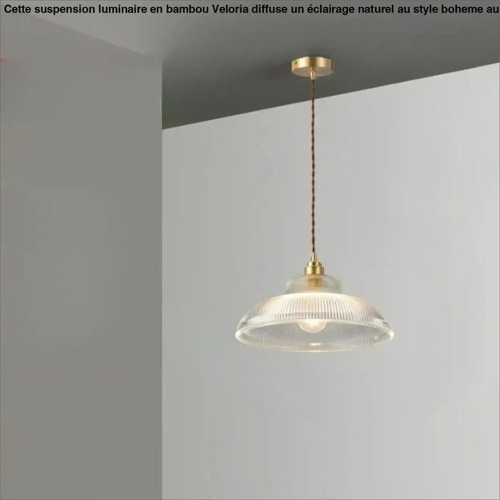 Suspension luminaire vynz en verre cannelé clair avec fixation en métal finition laiton pour zone d’éclairage intelligente