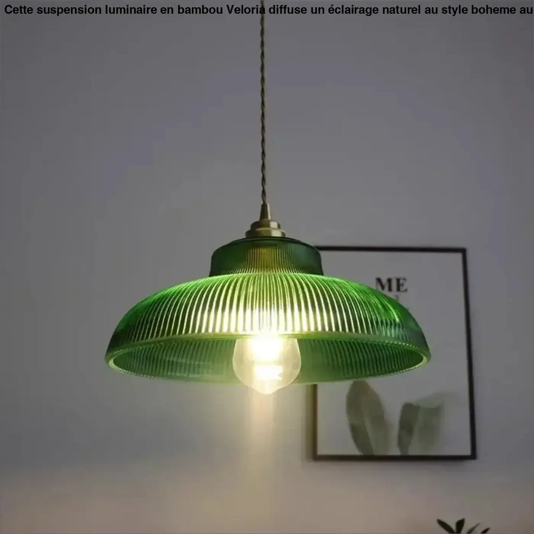 Suspension luminaire vynz en verre côtelé vert avec fixation en métal finition laiton pour zone d’éclairage intelligente