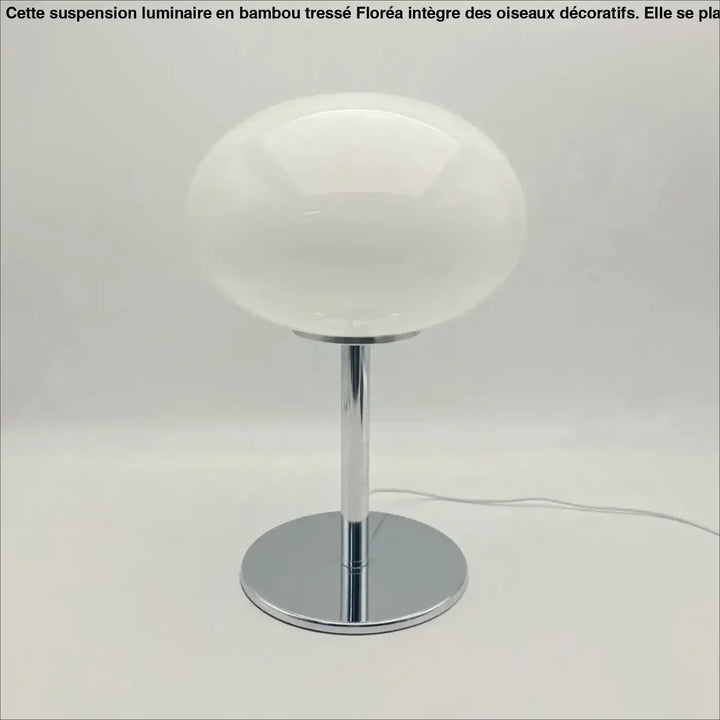 Lampe de chevet bonia avec globe en verre opalin blanc brillant sur socle chrome pour une lumière douce et style minimaliste