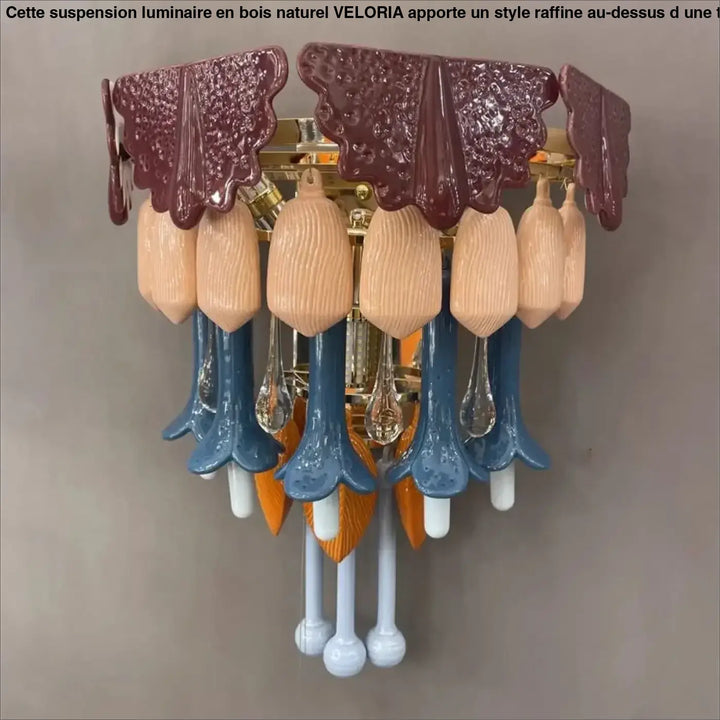 Applique murale design avec dessus en céramique bordeaux texturée et pampilles colorées en verre pêche et fleurs en porcelaine bleue