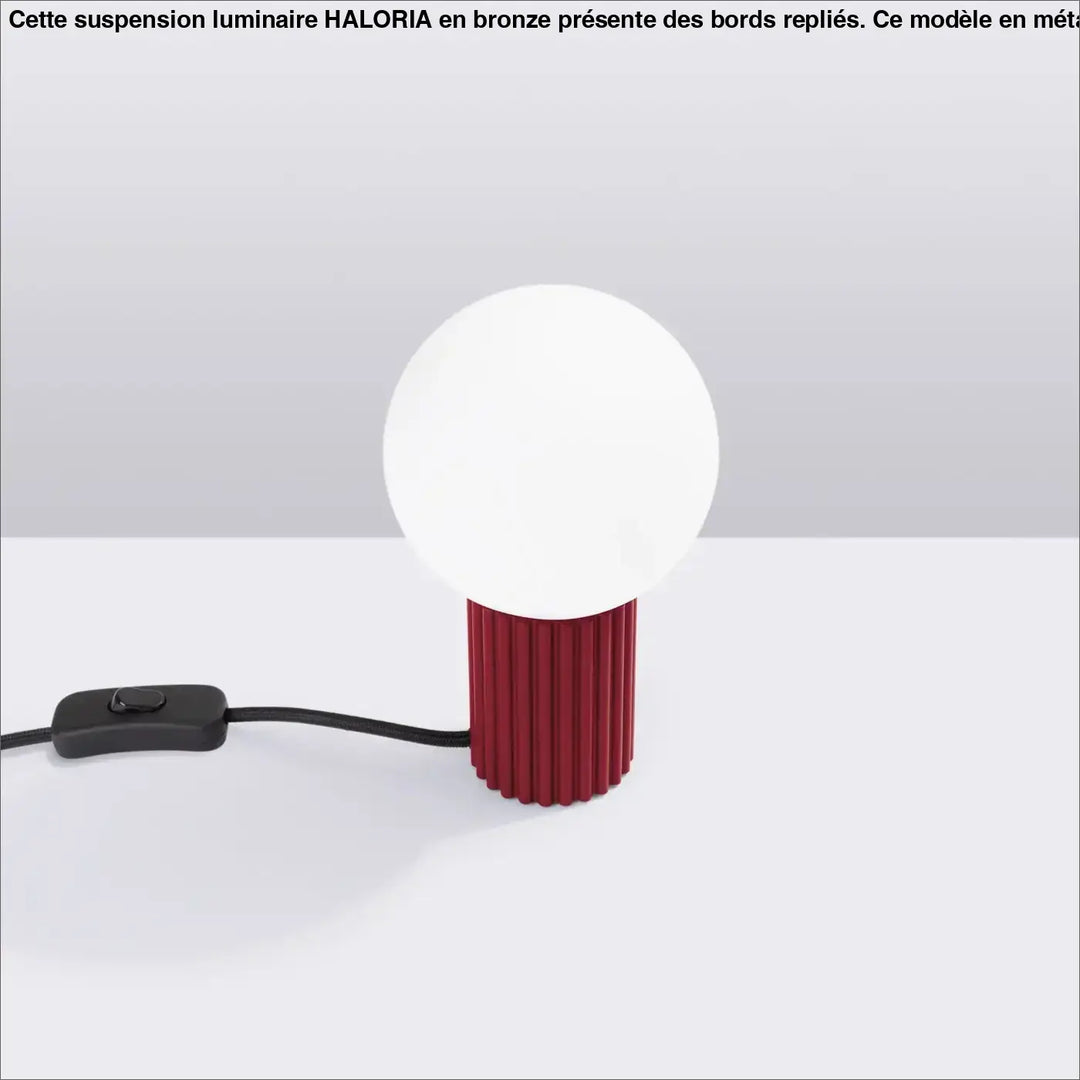 Lampe a poser halo bordeaux avec base bordeaux cannelée et abat-jour sphérique blanc reliés par cordon noir avec interrupteur
