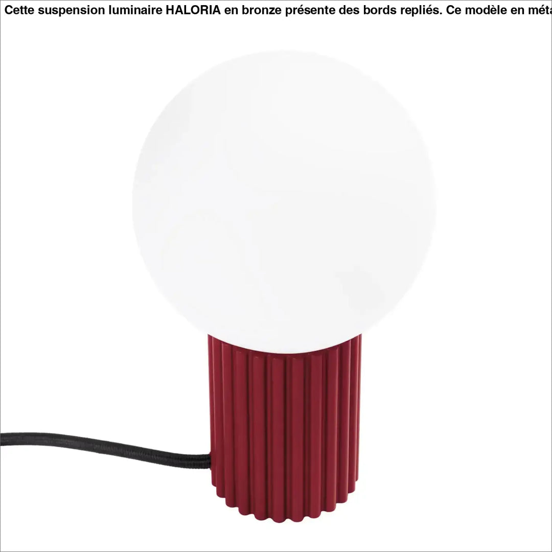 Lampe a poser halo bordeaux avec globe en verre dépoli blanc et base cylindrique rouge texturée moderne