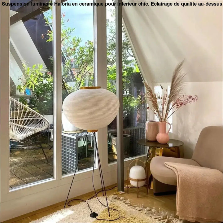 Lampadaire chloe avec base tripode dorée et abat-jour sphérique en papier ivoire design élégant plus qu’un simple luminaire