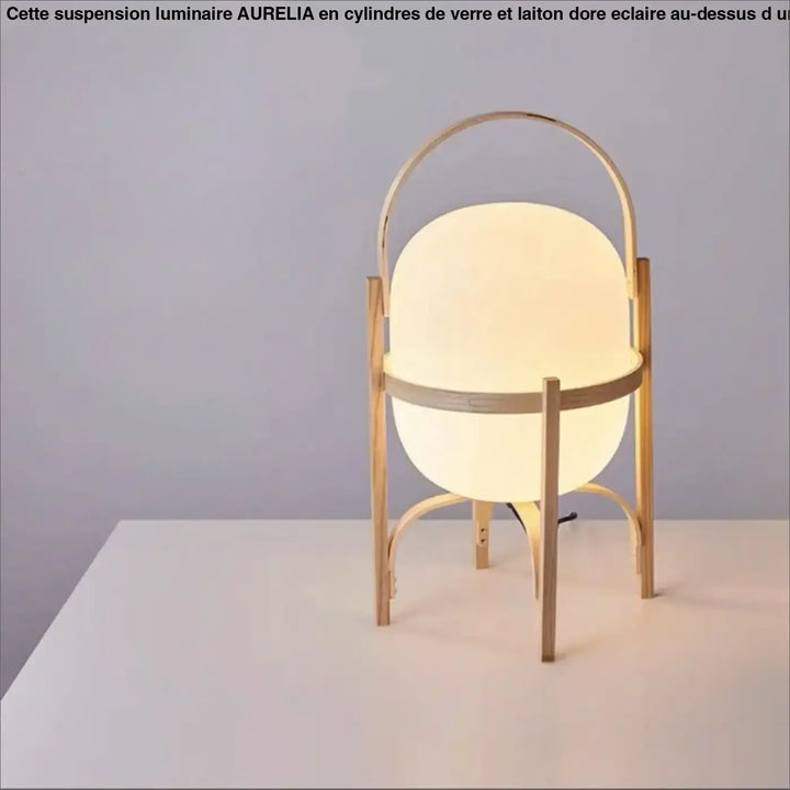 Lampadaire kalana avec abat-jour en verre dépoli rond supporté par pieds en bois fins et arche élégante pour décoration contemporaine