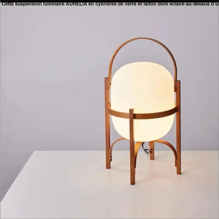 Lampadaire kalana en bois chaud avec abat-jour en verre dépoli arrondi pour une décoration contemporaine élégante