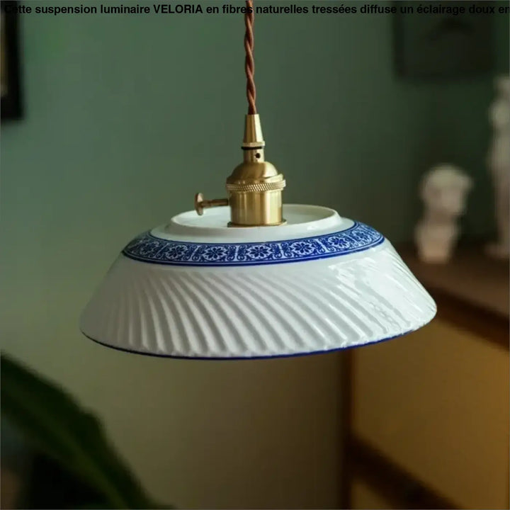 Suspension luminaire vintage céramique avec détail bleu chic