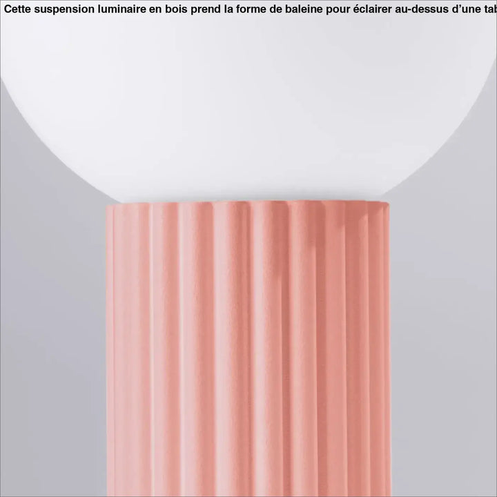 Lampe a poser halo peach avec abat-jour sphérique blanc lisse et pied en céramique rose côtelé verticalement