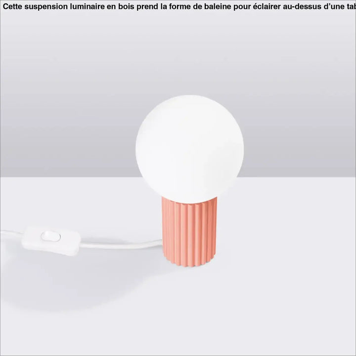 Lampe a poser halo peach avec abat-jour sphérique mat blanc et base cylindrique côtelée corail rose