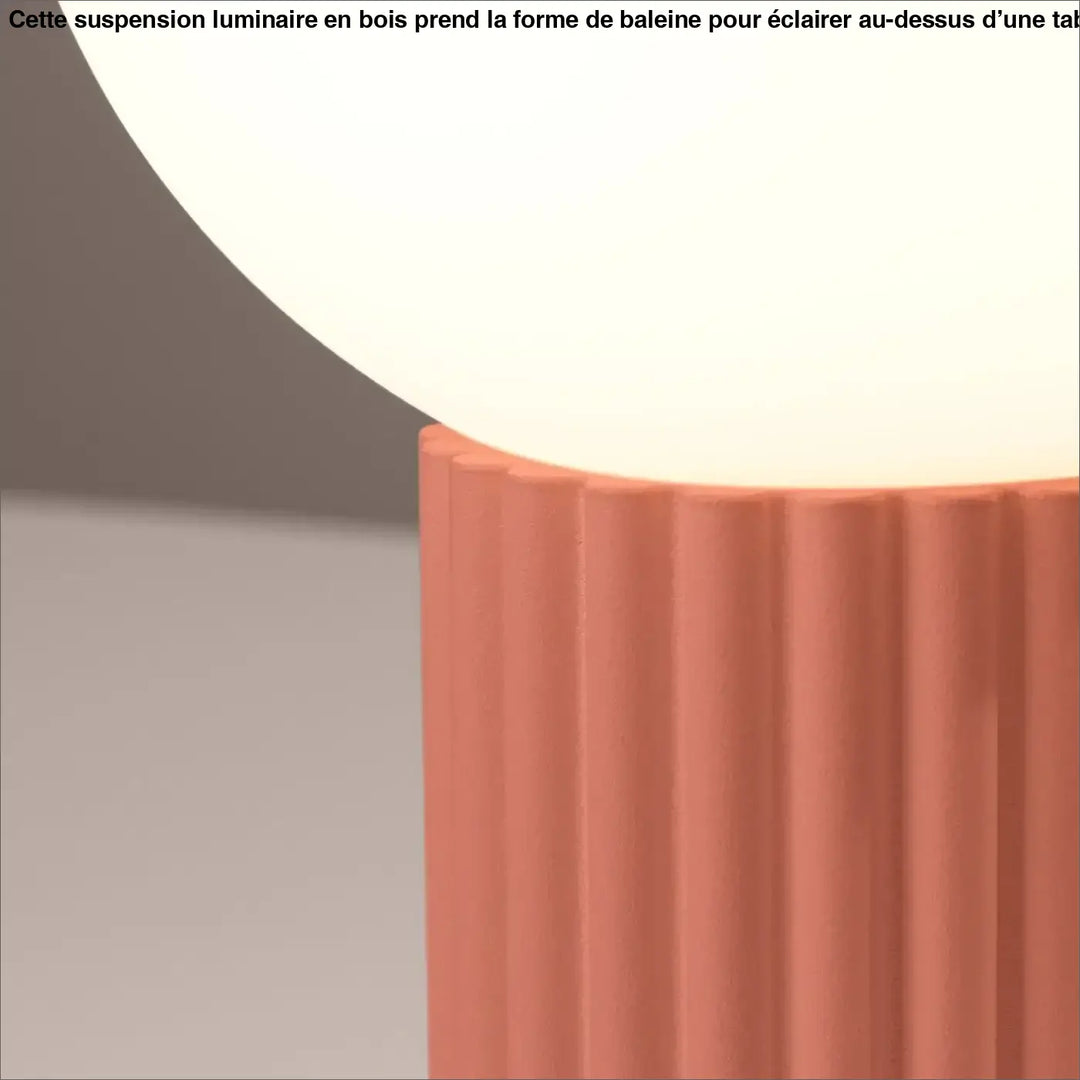 Lampe a poser halo peach avec base côtelée corail et abat-jour sphérique blanc lumineux pour intérieur moderne