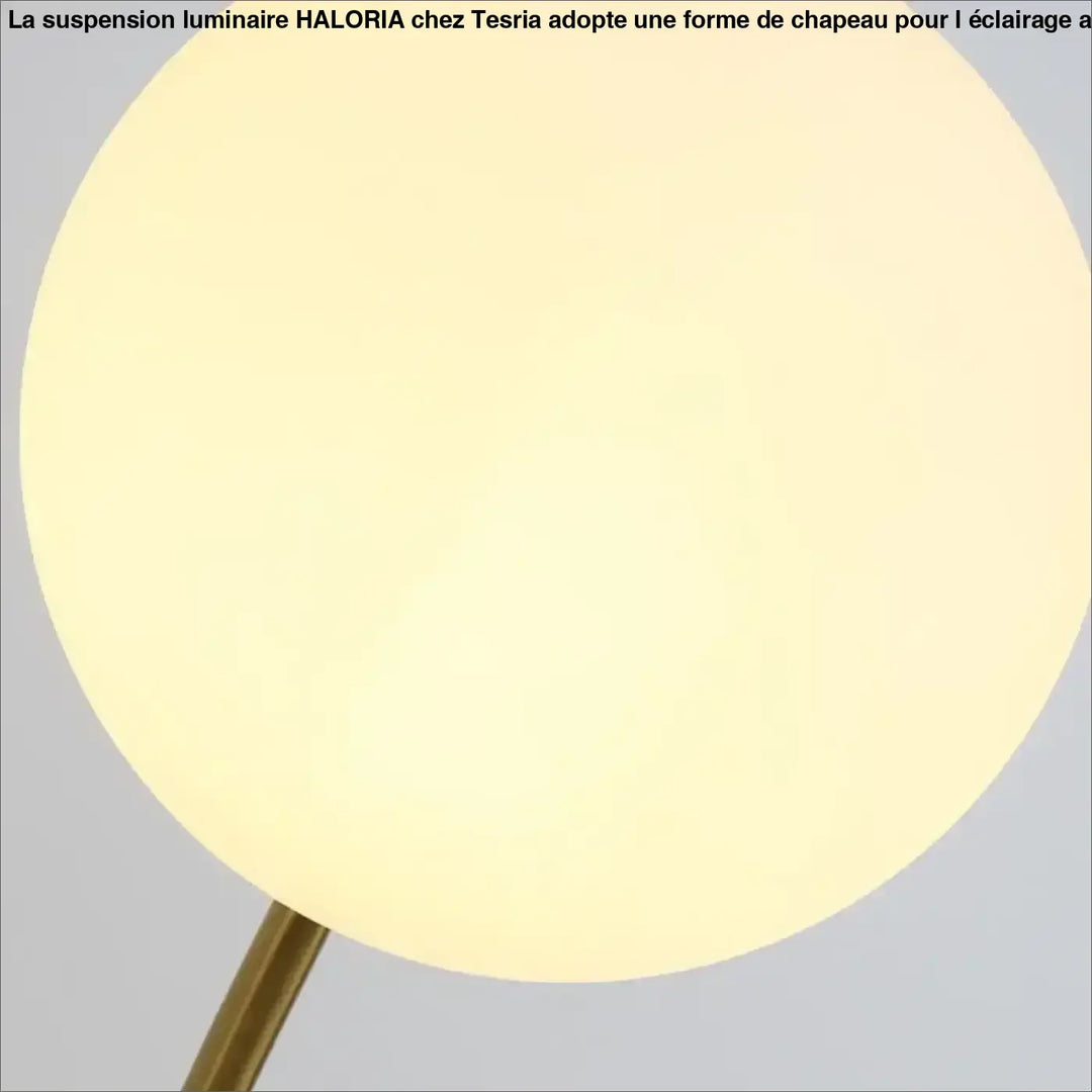 Suspension luminaire en forme de chapeau avec abat-jour sphérique opaque et tige en laiton idéale au-dessus d’une table ou d’un coin salon