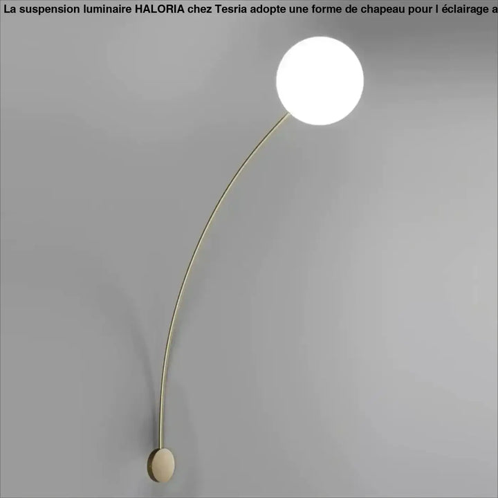 Suspension luminaire haloria en forme de chapeau avec tige métallique courbée et ampoule sphérique blanche pour au-dessus d’une table ou d’un coin salon