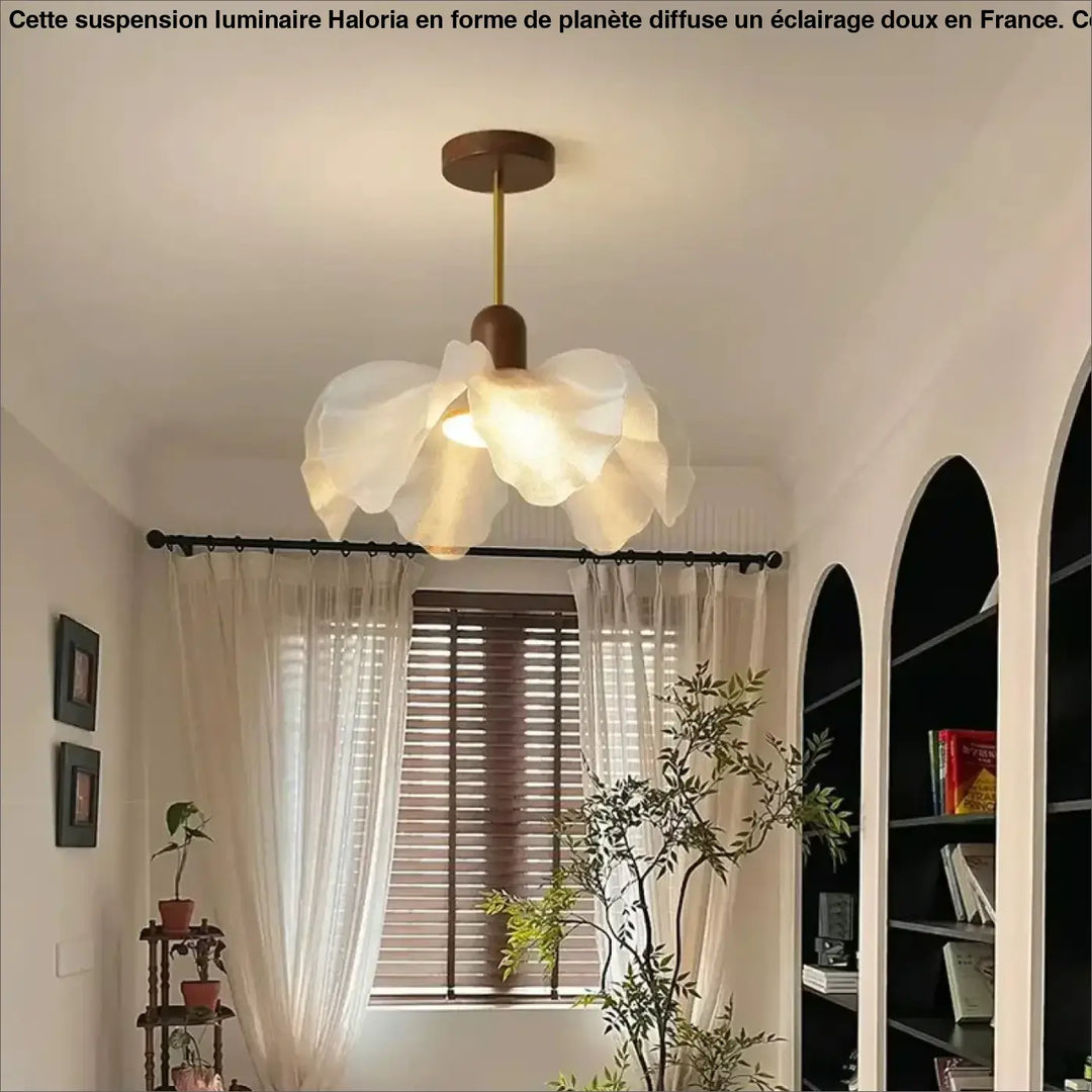 Suspension luminaire vanis en tissu délicat ivoire avec design aux pétales aériens et fixation en laiton chaud bois