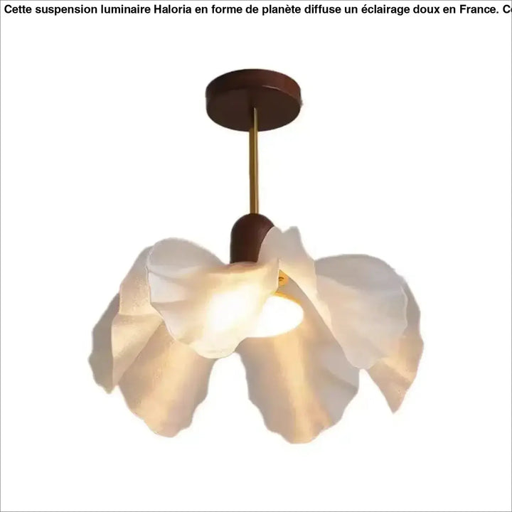 Suspension luminaire vanis en tissu blanc délicat avec design aux pétales aériens, accents en bois et tige en laiton