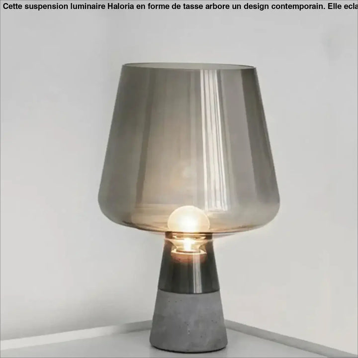 Lampe de chevet cimentis avec pied effet béton et abat-jour en verre fumé translucide éclaire d une lumière chaleureuse
