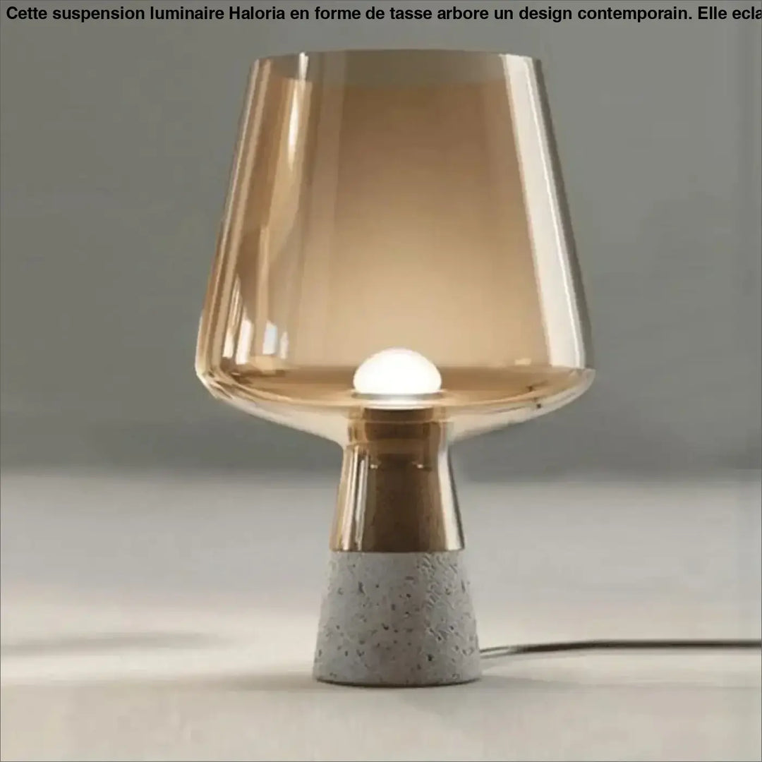 Lampe de chevet cimentis avec abat-jour en verre fumé ambré, pied effet béton en béton texturé et tige en laiton poli