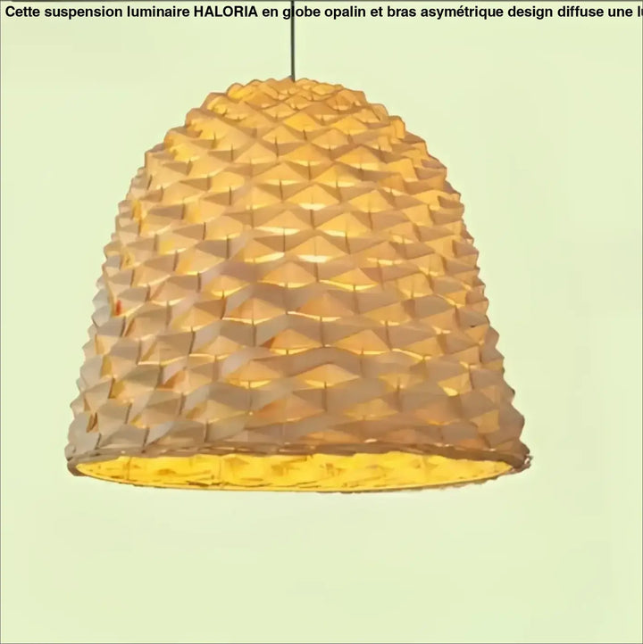 Lampe suspendue satori en or avec motif géométrique et texture tissée diffusant une lumière ambre chaleureuse