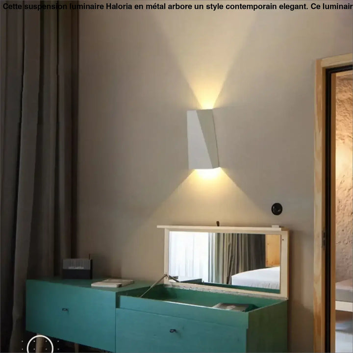 Applique murale bifal moderne avec design angulaire blanc en peint tension diffusant une lumière chaude