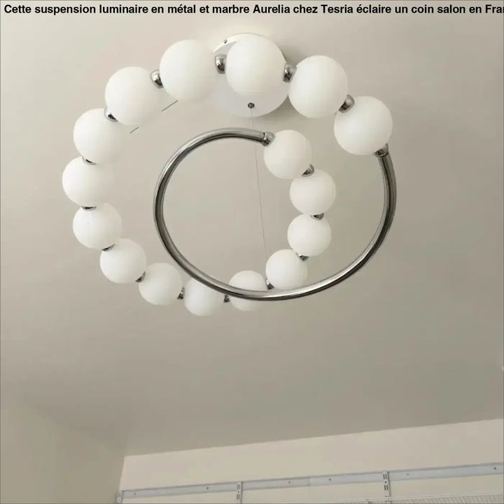 Suspension design anneau lumineux à globes blancs