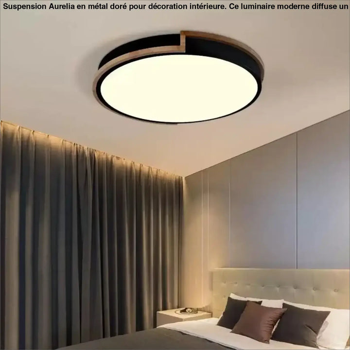 Suspension luminaire en métal doré au style moderne avec cadre noir et bois au-dessus d’une table ou d’un coin salon