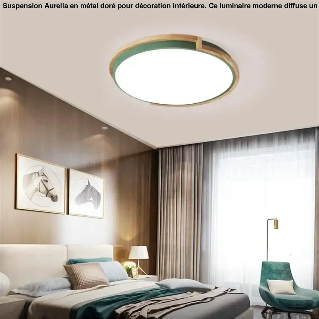 Suspension luminaire en metal doré au style moderne avec cadre vert et bois ton au-dessus d’une table ou d’un coin salon