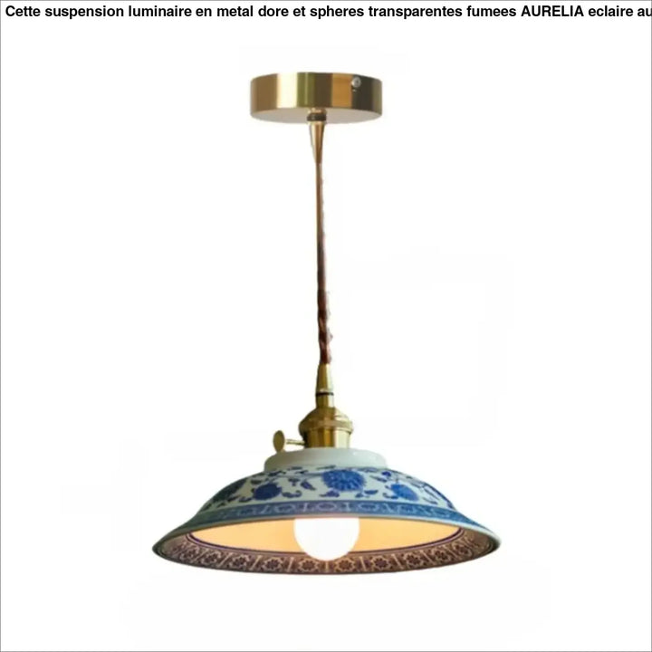 Photos montrent une suspension luminaire nara en porcelaine bleu et blanc avec support plafond finition laiton et cordon torsadé