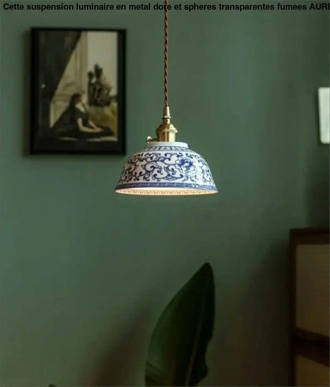 Photos montrent une suspension luminaire nara en porcelaine bleue et blanche avec motifs floraux et fixation en laiton