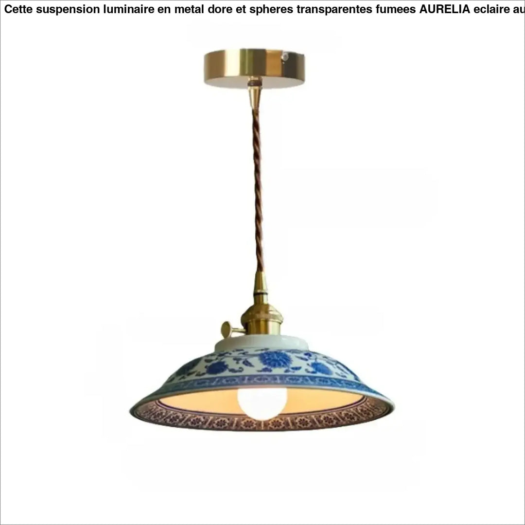 Photos montrent une suspension luminaire nara en porcelaine bleue et blanche avec fixation plafond laiton et cordon torsadé
