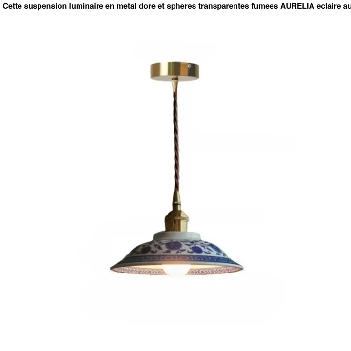 Photos montrent une suspension luminaire nara avec un abat-jour en porcelaine bleue et blanche à motifs floraux
