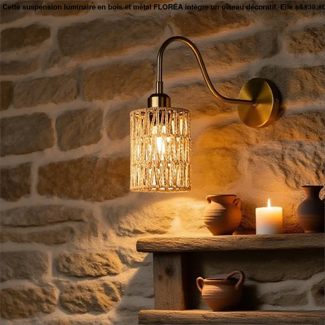 Suspension luminaire en métal et bois floréa avec applique murale en laiton et cage en verre tressé au-dessus d’une table