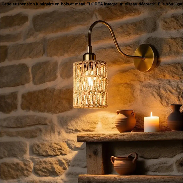 Suspension luminaire en métal et bois floréa avec applique murale en laiton et cage en verre tressé au-dessus d’une table