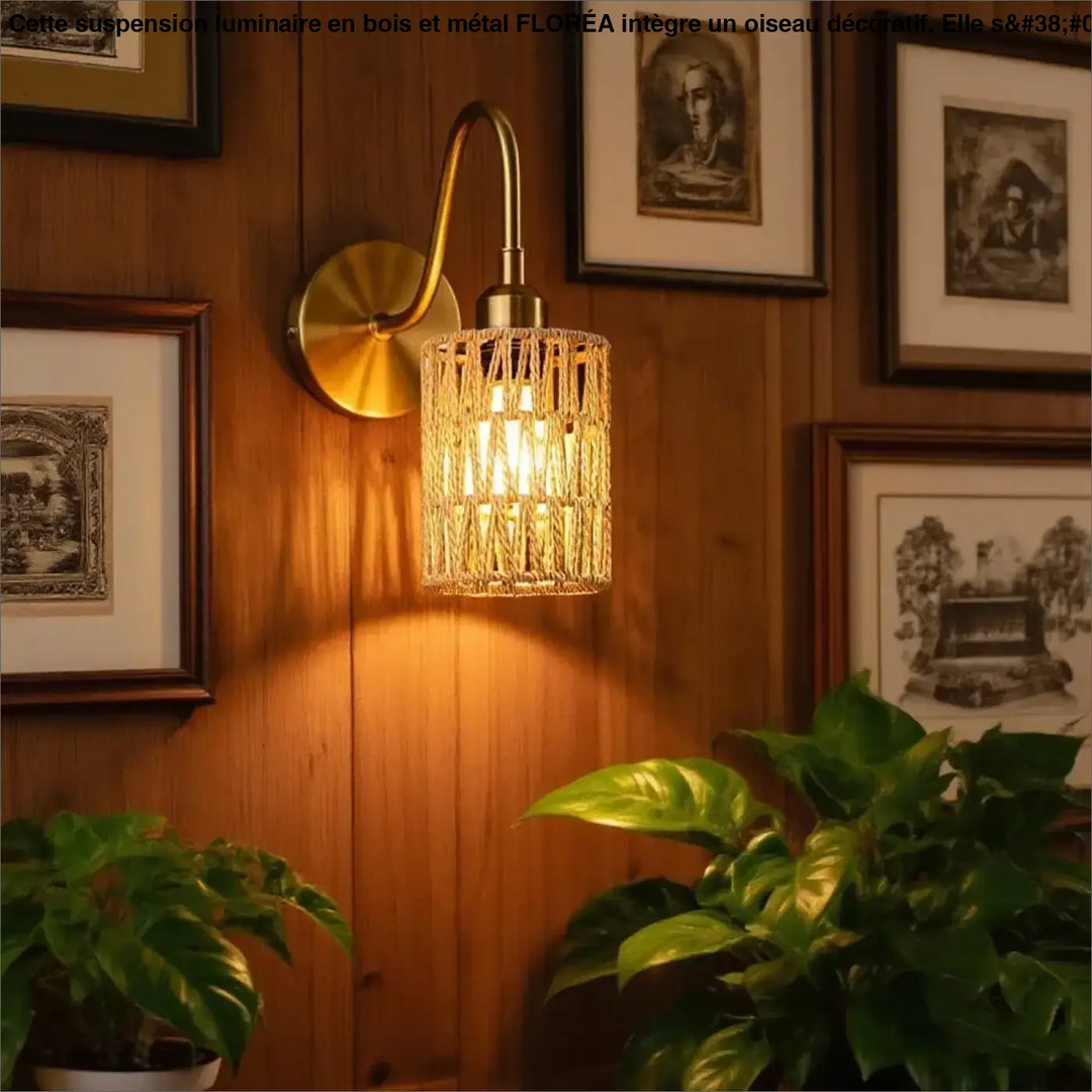 Suspension luminaire en métal et bois avec abat-jour en rotin tressé et oiseau, idéal au-dessus d’une table ou d’un coin salon