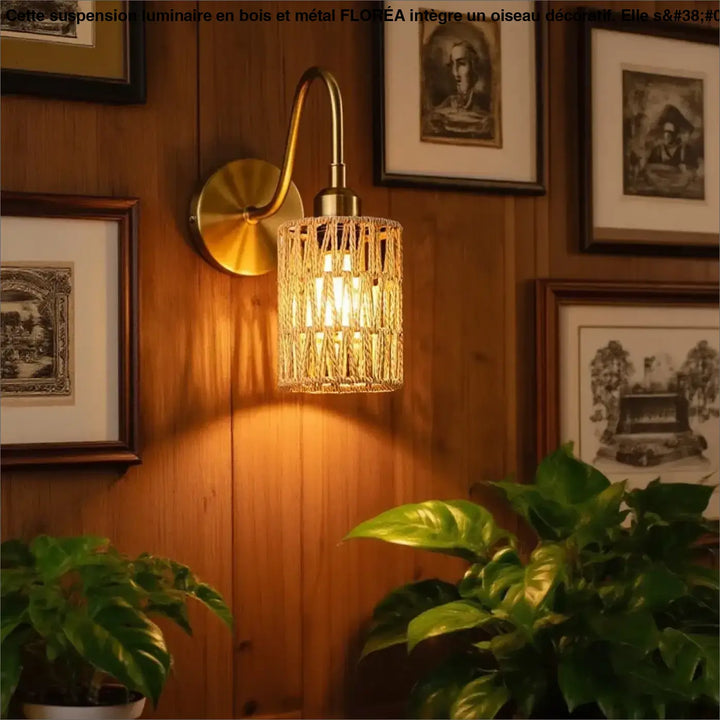 Suspension luminaire en métal et bois avec abat-jour en rotin tressé et oiseau, idéal au-dessus d’une table ou d’un coin salon