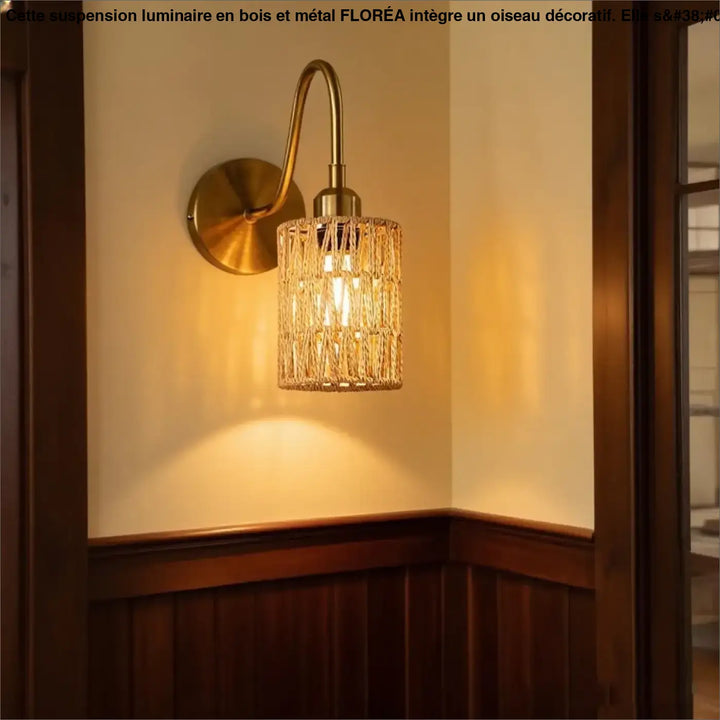Suspension luminaire en métal et bois avec oiseau, finition laiton, abat-jour en rotin tissé pour coin salon ou au-dessus d’une table