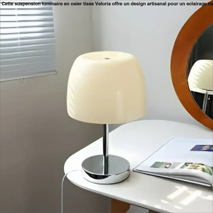 Lampe de chevet noria crème avec base et tige chrome lisse pour décoration intérieure chevet design élégant