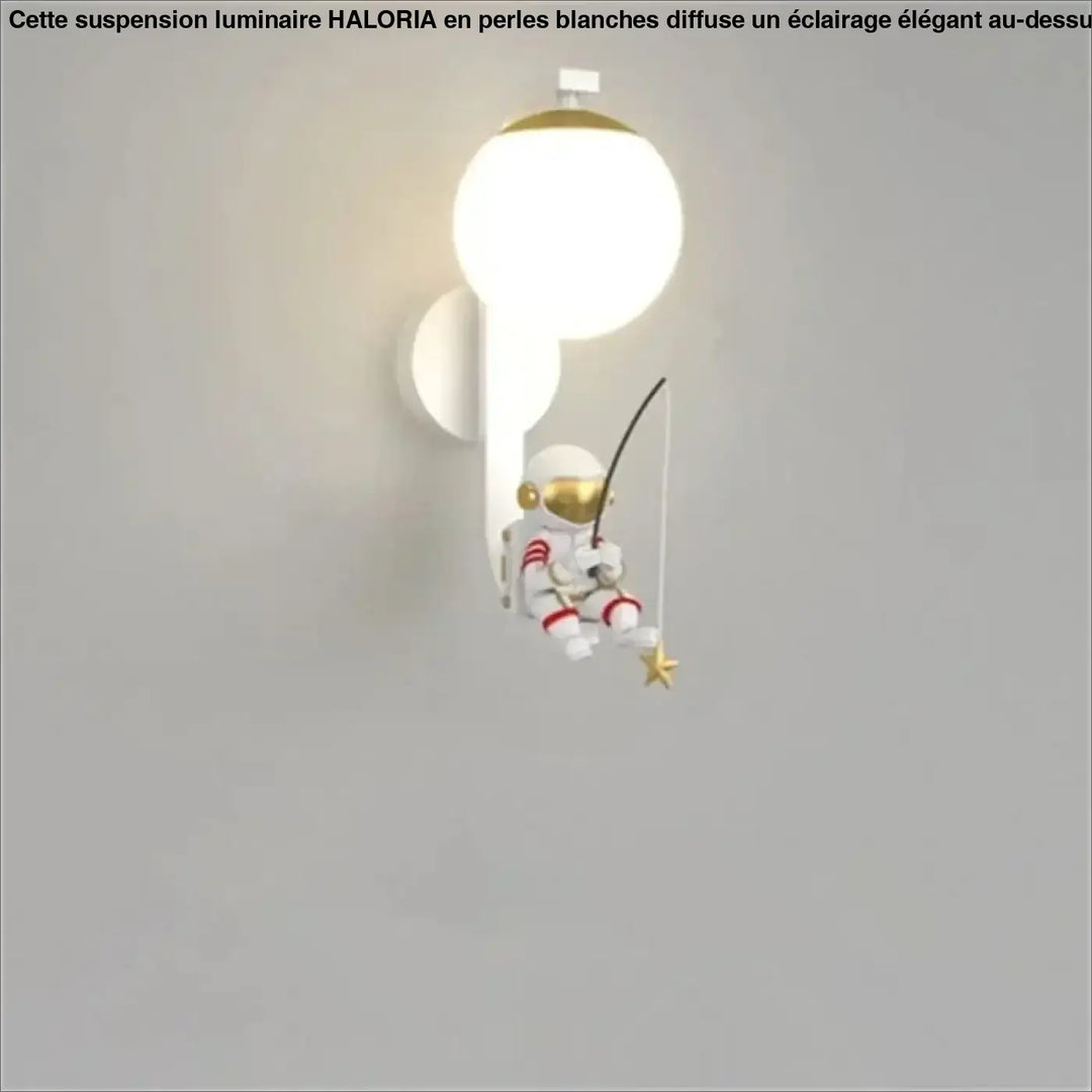 Applique murale enfantine blanche avec accents dorés et rayures rouges tenant une canne à pêche attrapant une étoile dorée
