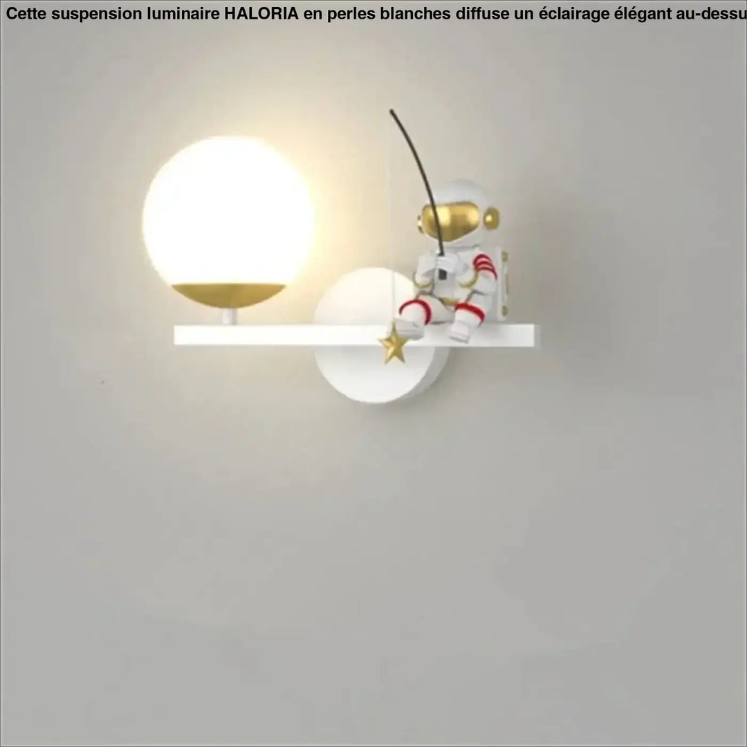 Applique murale alora avec figurine astronaute blanche et or aux accents rouges posée sur un luminaire mural minimaliste