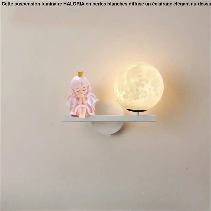 Applique murale alora avec lampe murale enfantine en forme de lune douce et figurine de fée rose délicate sur étagère blanche minimaliste