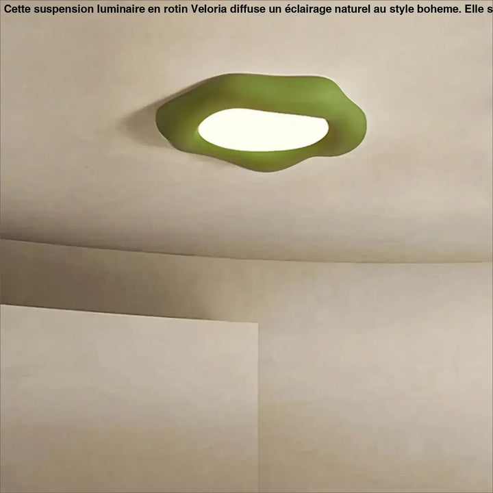 Luminaire plafonnier nuage design asymétrique vert mat avec forme organique ovale et centre lumineux intégré