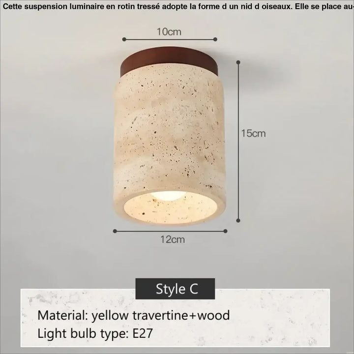 Suspension luminaire en nid d oiseaux avec corps cylindrique en travertin jaune texturé et support en bois foncé au-dessus d’une table
