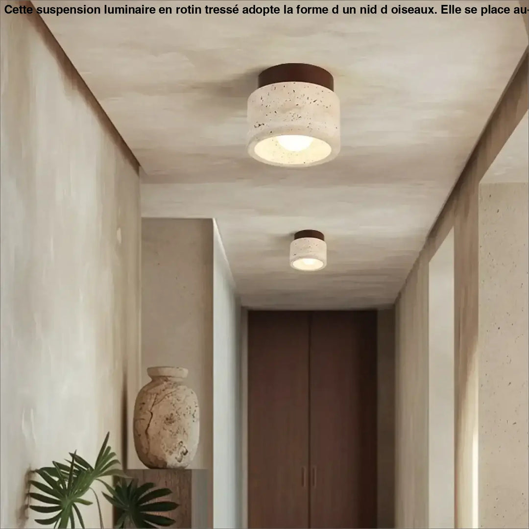 Suspension luminaire en nid d oiseaux en béton arrondi beige avec dessus marron foncé au-dessus d’une table