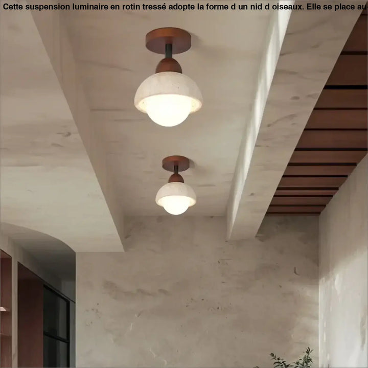 Deux suspensions luminaires en nid d oiseaux avec fixtures en bois chaud au-dessus d’une table