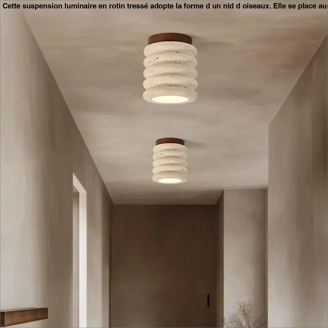 Suspension luminaire en forme de nid d oiseaux avec corps en béton blanc texturé et base en bois brun au-dessus d’une table