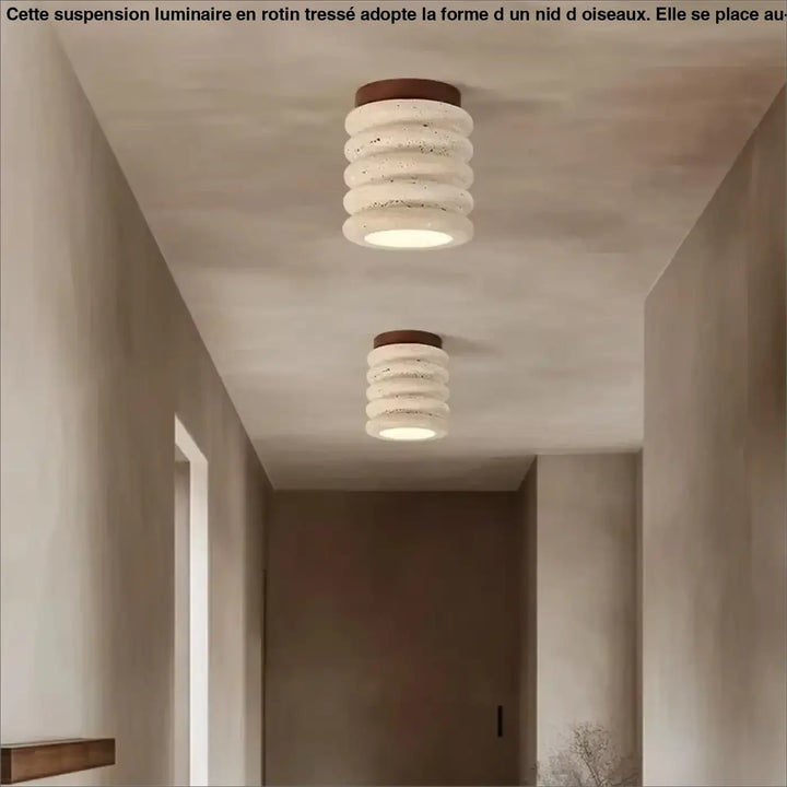 Suspension luminaire en forme de nid d oiseaux avec corps en béton blanc texturé et base en bois brun au-dessus d’une table