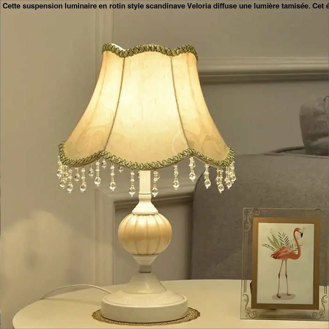 Lampe de table debhy cream avec abat-jour festonné perlé et base blanche ornée pour décoration intérieure table vintage chic