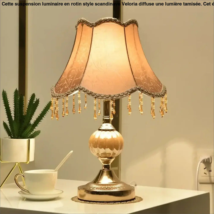 Lampe de table debhy avec base dorée ornée et abat-jour en tissu pêche décoré pour décoration intérieure table vintage chic