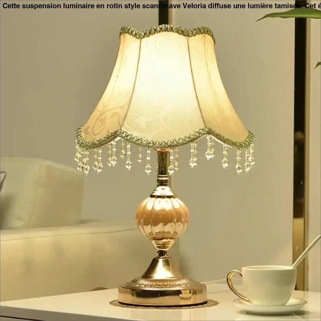 Lampe de table Debhy en métal doré avec abat-jour crème à festons et pampilles en cristal pour décoration intérieure vintage chic